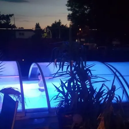 Pool & Nyaraló *